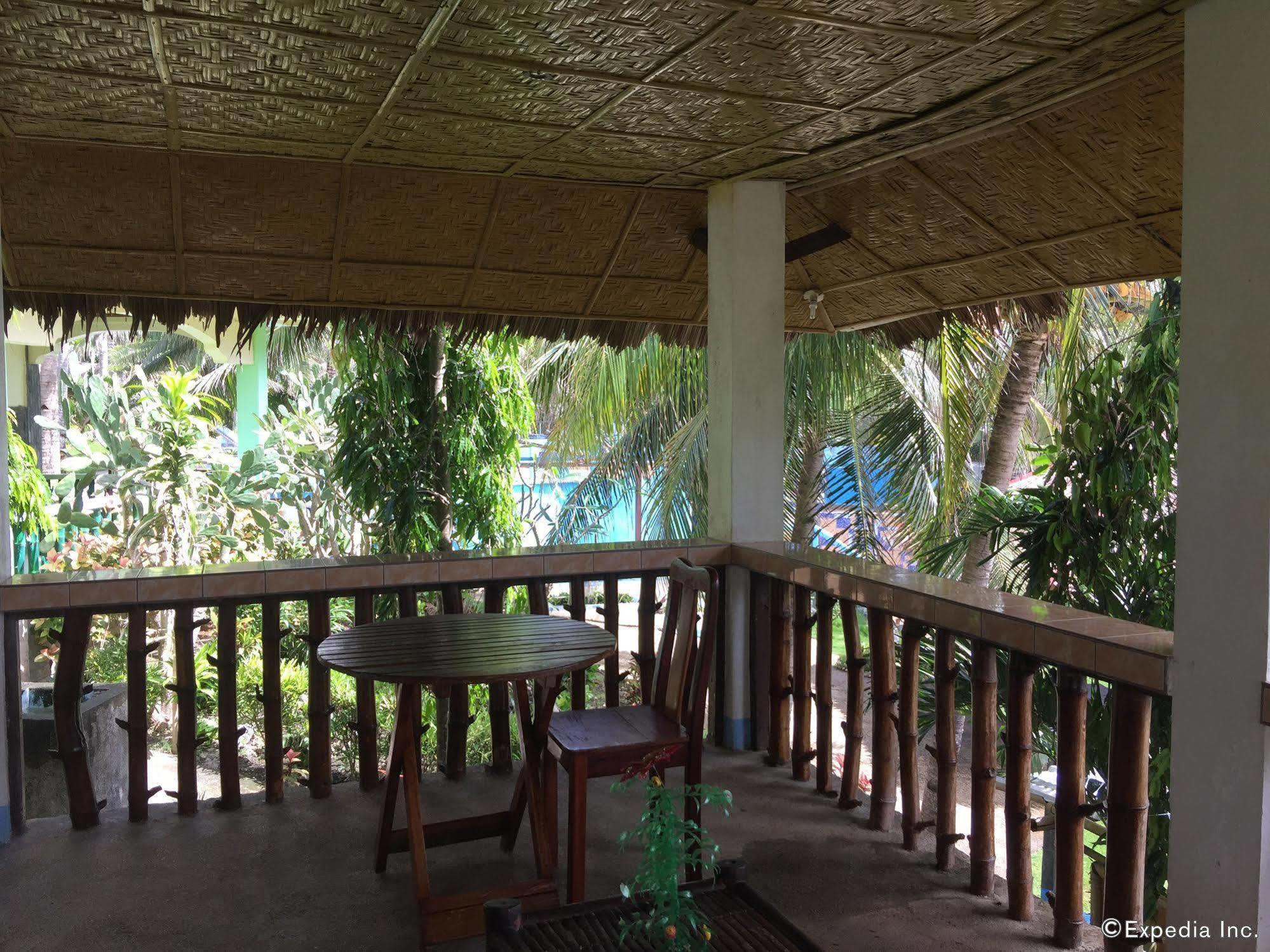 Reddoorz Premium @ Flower Beach Anda อันดา ภายนอก รูปภาพ
